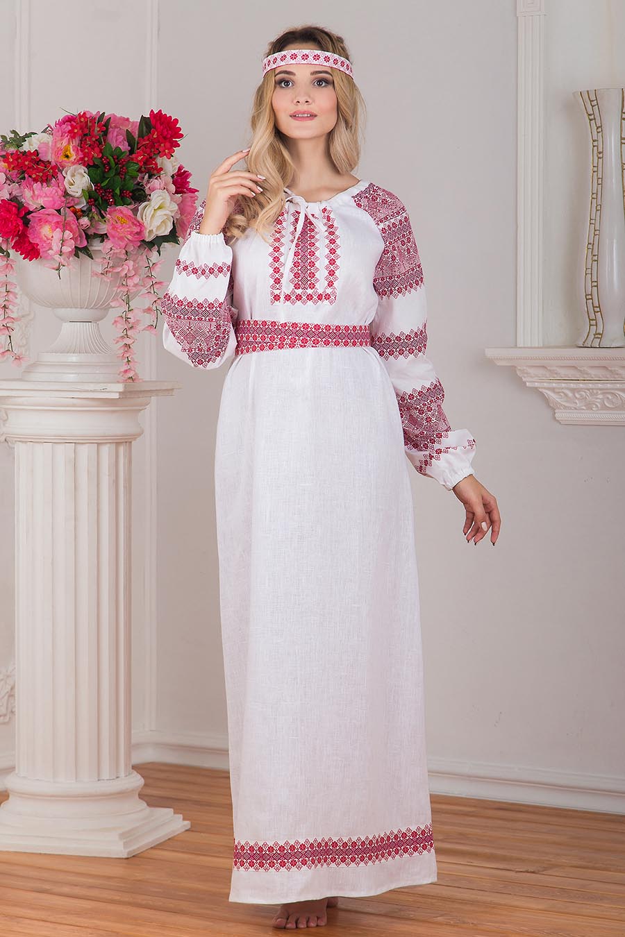 Women in Slavic costumes in Weihai