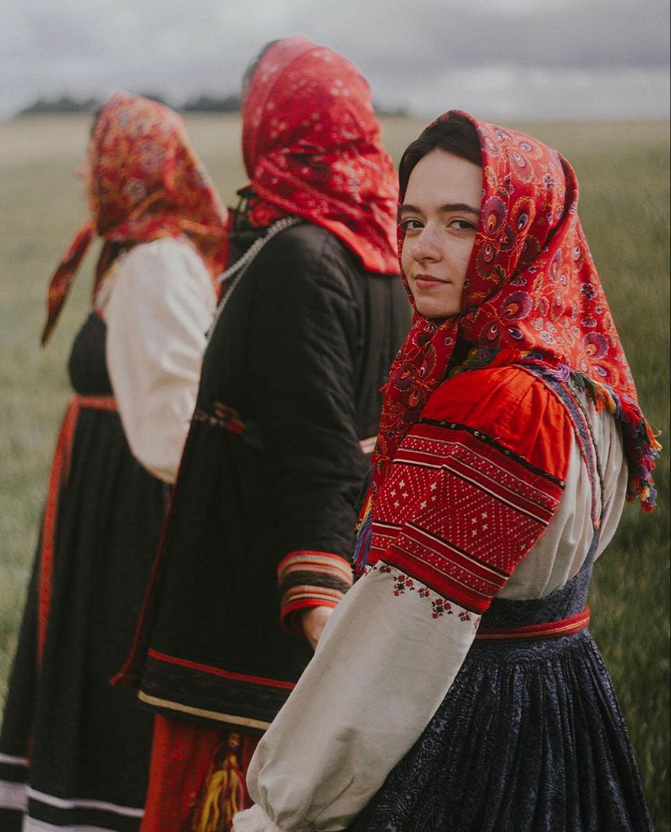 Women in Slavic costumes in Weihai
