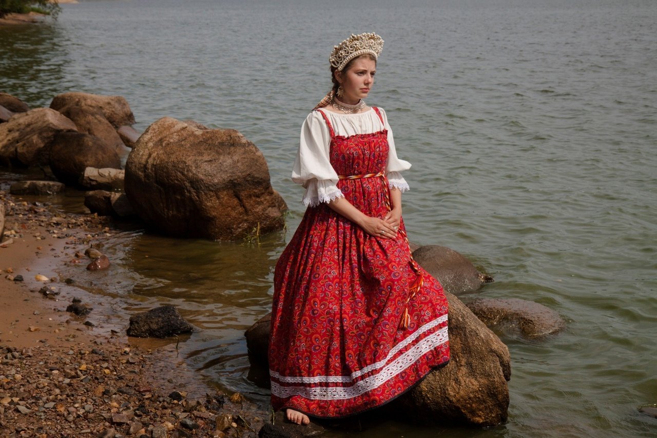 Women in Slavic costumes in Weihai