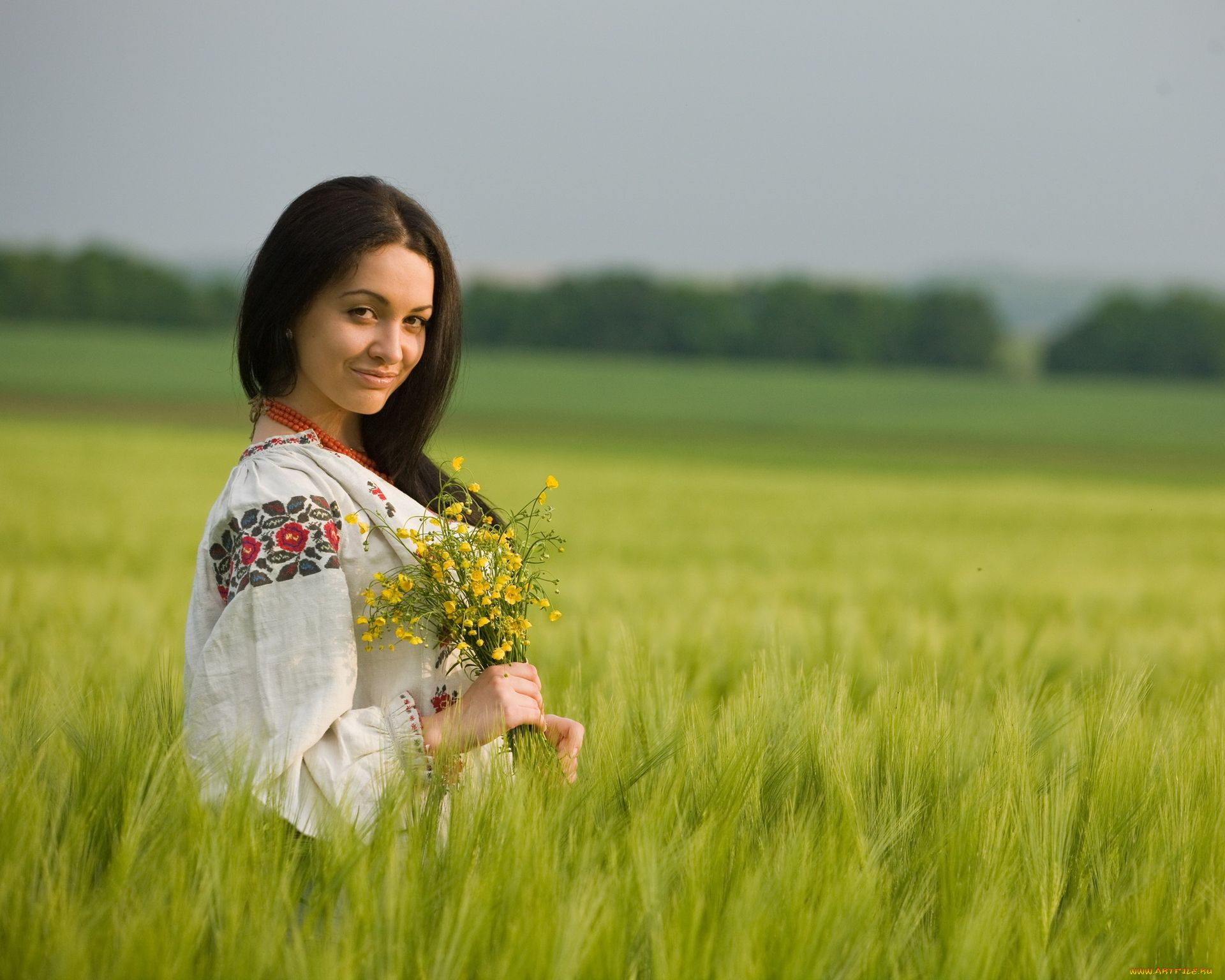 Women in Slavic costumes in Weihai