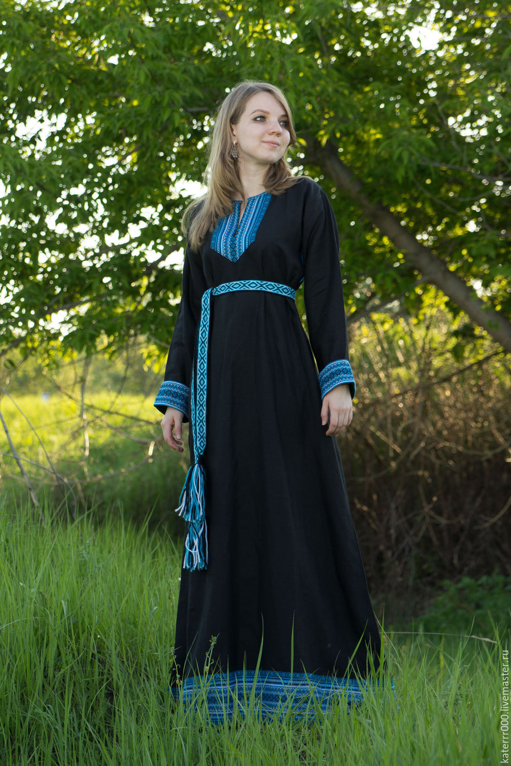 Women in Slavic costumes in Weihai