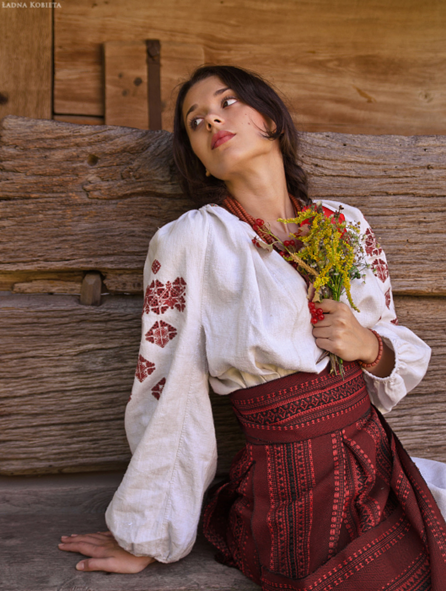 Girls in Slavic costumes in Weihai