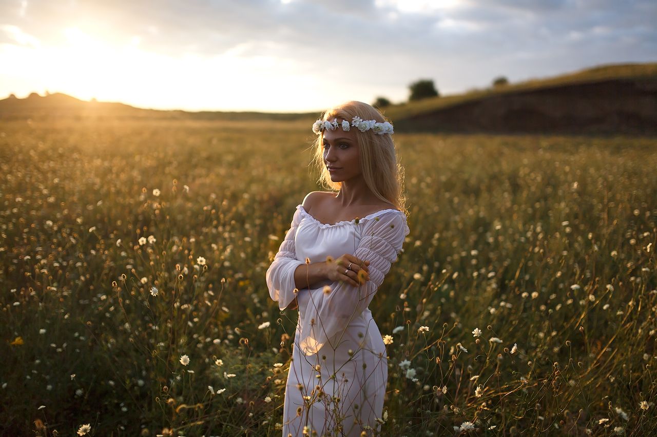 Girls in Slavic costumes in Weihai