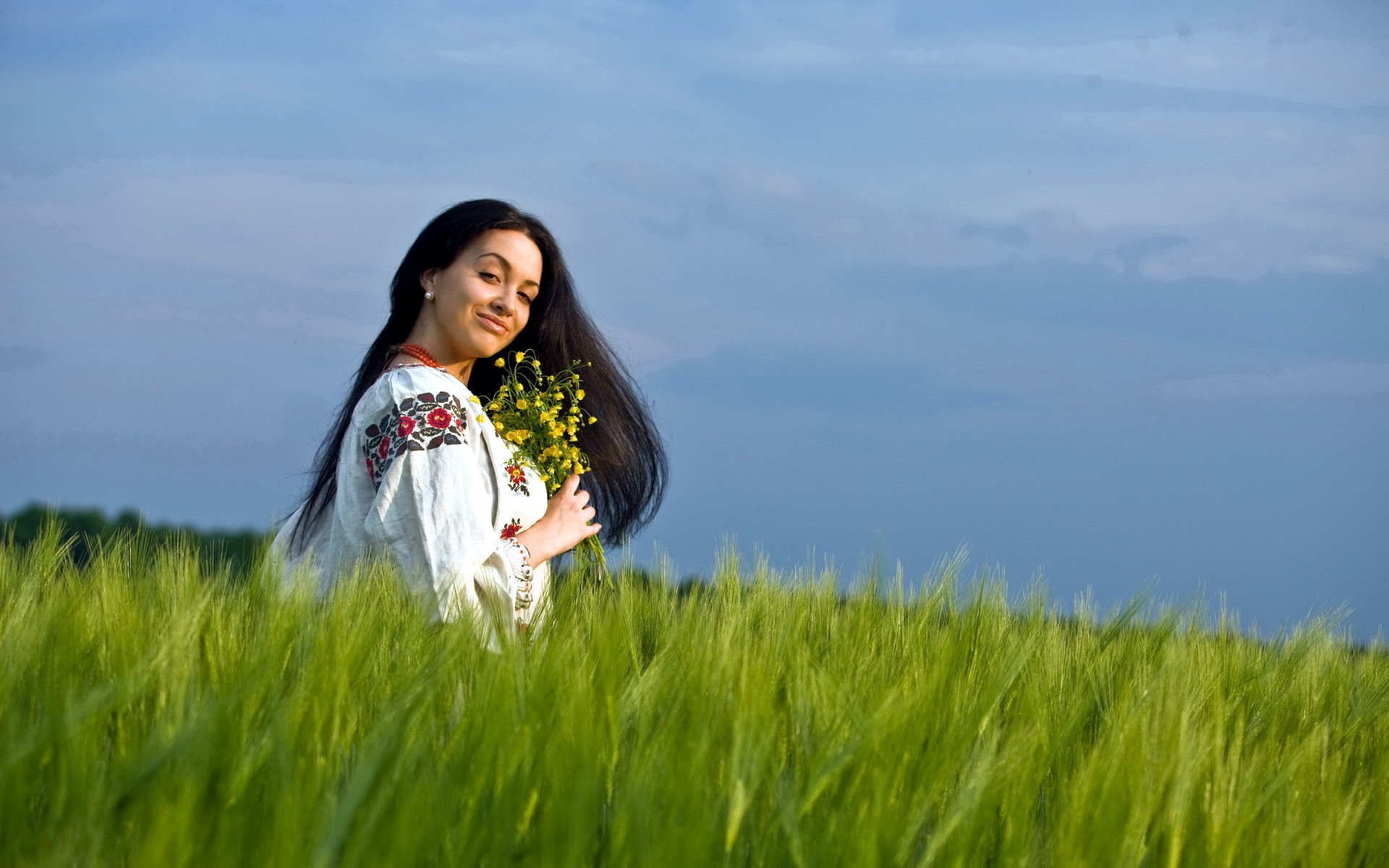 Girls in Slavic costumes in Weihai